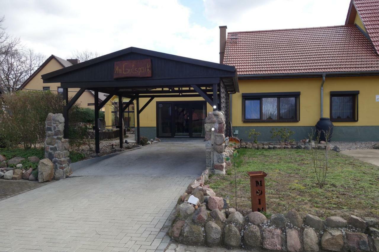 Ferienhaus "Am Gutspark" Alt Tucheband エクステリア 写真
